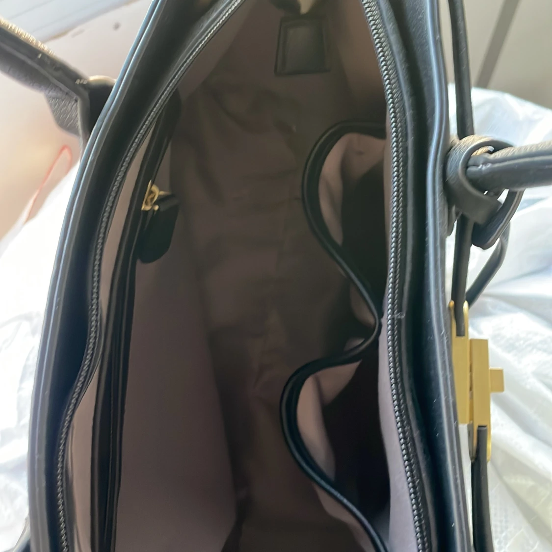 Svart handväska från Catwalk med gulddetaljer - 2