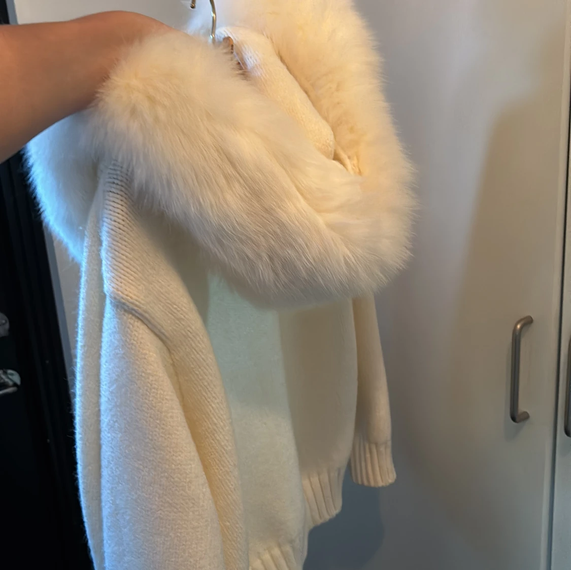 Vit stickad jacka med päls på luvan - 1