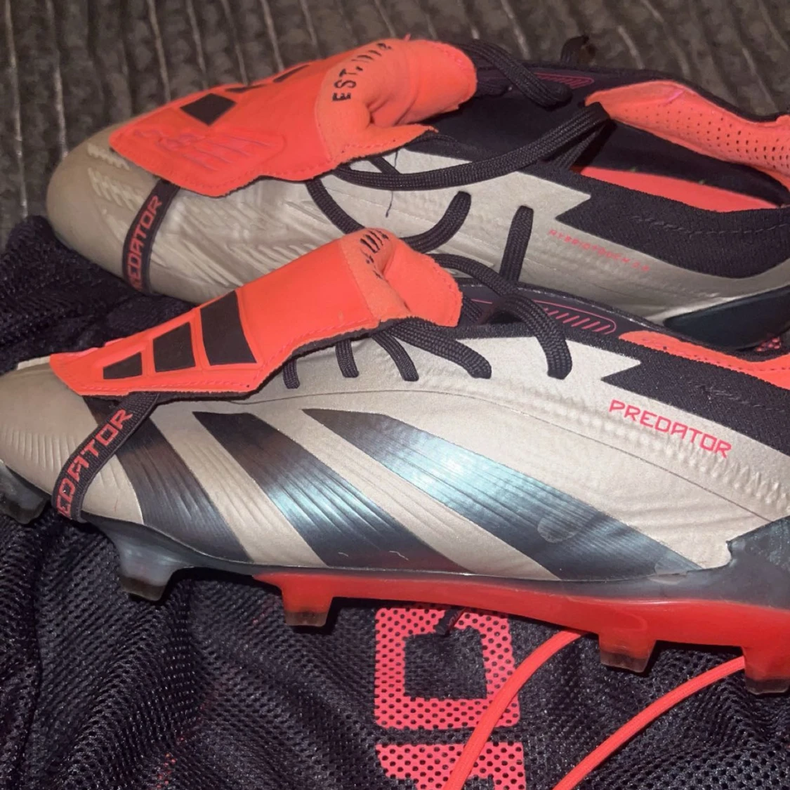 Adidas Predator fotbollsskor i svart, silver och röd - 2