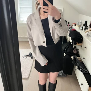 Beige croppad blazer  - Säljer denna beigea croppade blazern! Såå himla fin men aldrig kommit till användning för mig. Helt oanvänd med prislapp kvar !🤍