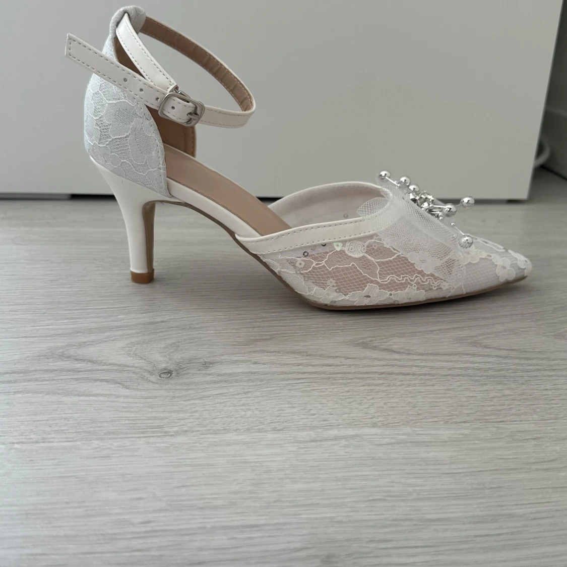 Vita spetsiga pumps med pärldetaljer - 3