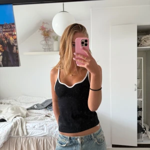 Linne från mango - Superfint svart linne från Mango, helt oanvänt💕