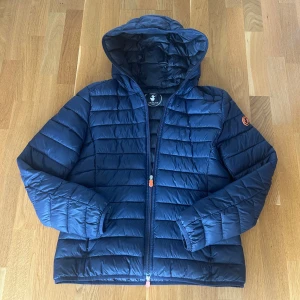 Save the duck vårjacka - Fin Save the duck jacka i nyskick. Nypris=1500kr. Mitt pris=699kr. Pris går att diskutera🤩