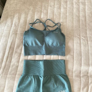  sport-bh från ICANIWILL - Snygg sport-bh i färgen ”jungle green” från ICANIWILL med smala korsade axelband och ribbad kant nedtill.  Säljer även de matchande tränings tightsen på min profil! 