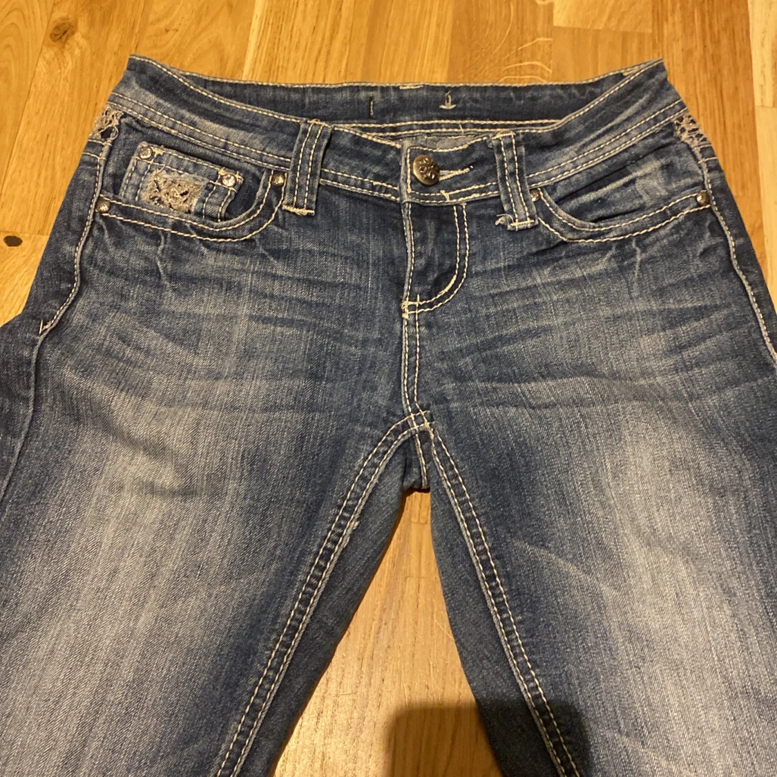 Lågmidjade blå bootcut jeans med spetsdetaljer från Soundgirl - 3