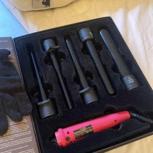 Poze Styling Tools 5-i-1 hårstyler - Säljer en Poze Styling Tools 5-i-1 hårstyler med fem utbytbara locktänger i olika storlekar och former. Ej inkluderande värmeskydds handske. Allt ligger i originalförpackning. Knappt använd. 