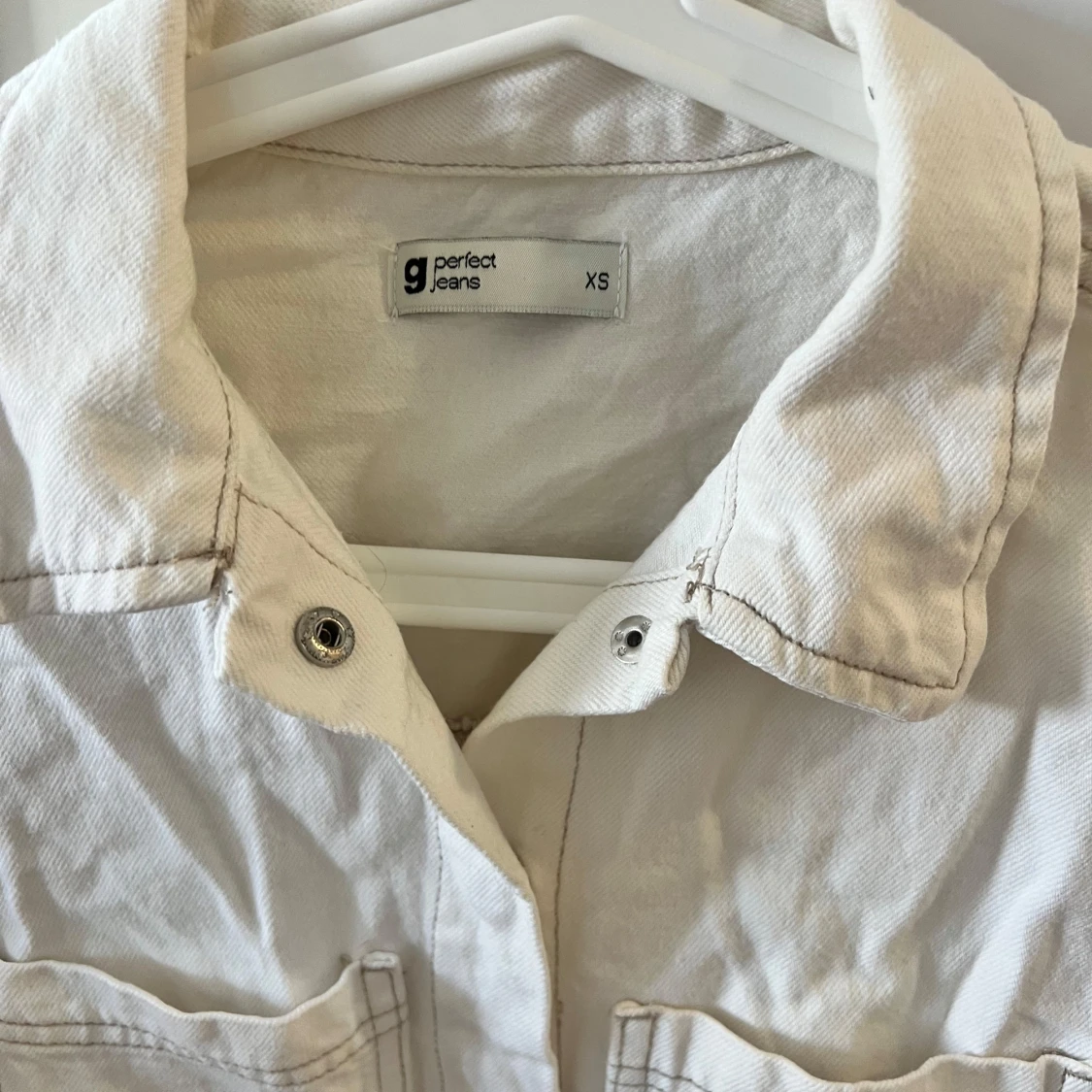 Vit kortärmad jeansklänning med bälte - 2