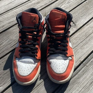 Nike air Jordan mid se turf orange - Ganska slitna på höger häl, samt litet hål bak i skon som går att lagas
