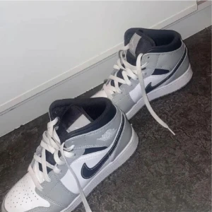 Jordan 1 mid - Säljer ett par helt nya Nike Air Jordans, endast använd fåtal gånger. Perfekta för dig som gillar streetwear och sneakers med stil.                  Storlek 38,5 och kvittot finns kvar, priset kan diskuteras via snabb affär!