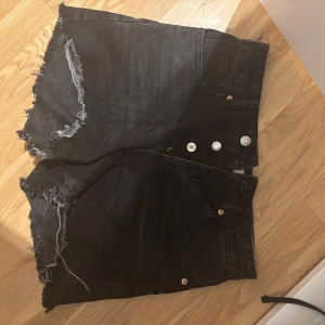 Svarta jeansshorts  - Svarta jeansshorts från H&M med hög midja 