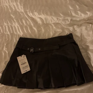 Zara plisserad kjol  - Aldrig använd. Så så fin med inbyggda shorts under❤️