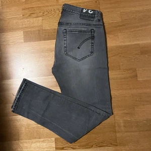 Gråa Dondups - Tjena! Säljer nu mina snygga jeans från Dondup Skicket på Jeansen är 9/10 som nya! Dondupsen är i storlek 34 sitter som 33, vid fler bilder/frågor är de bara att höra av sig!