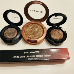MAC ögonskuggor  3 st. Med lipcolour - Tre MAC ögonskuggor i olika nyanser, två i svart rund förpackning och en i kopparfärgad. Medföljer även en svart MAC Love Me Liquid Pro Longwear eyeliner i originalförpackning.