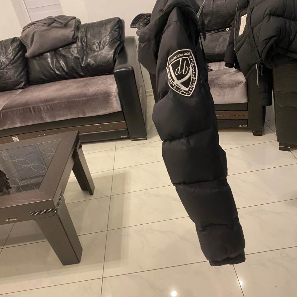 Svart pufferjacka med huva och patch - 3