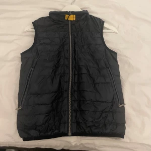 Parajumper väst - En tunn och enkel väst av märket parajumper. Perfekt till sommaren och väldigt lätt att klä sig till. 