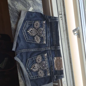 Miss me shorts - Säljer jätte fina miss me shorts💓 köpta här på plick men tyvärr förstora💓🌟 