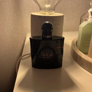 Black Opium - YSL - En flaska Black Opium parfym från Yves Saint Laurent i doften som har mer vanilj i sig än orginalet. Uppskattad använd enligt första bilden. Förvarad svalt och mörkt.