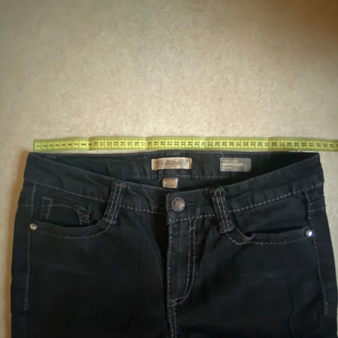 Svarta jeans med broderade bakfickor och strass - 2