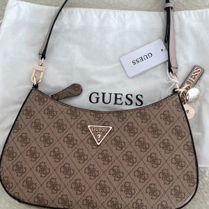 Guess väska - Säljer denna superfina väskan från Guess. Den är hylt ny och i nytt skick. För mer bilder och frågor kontakta mig🫶🏽💕