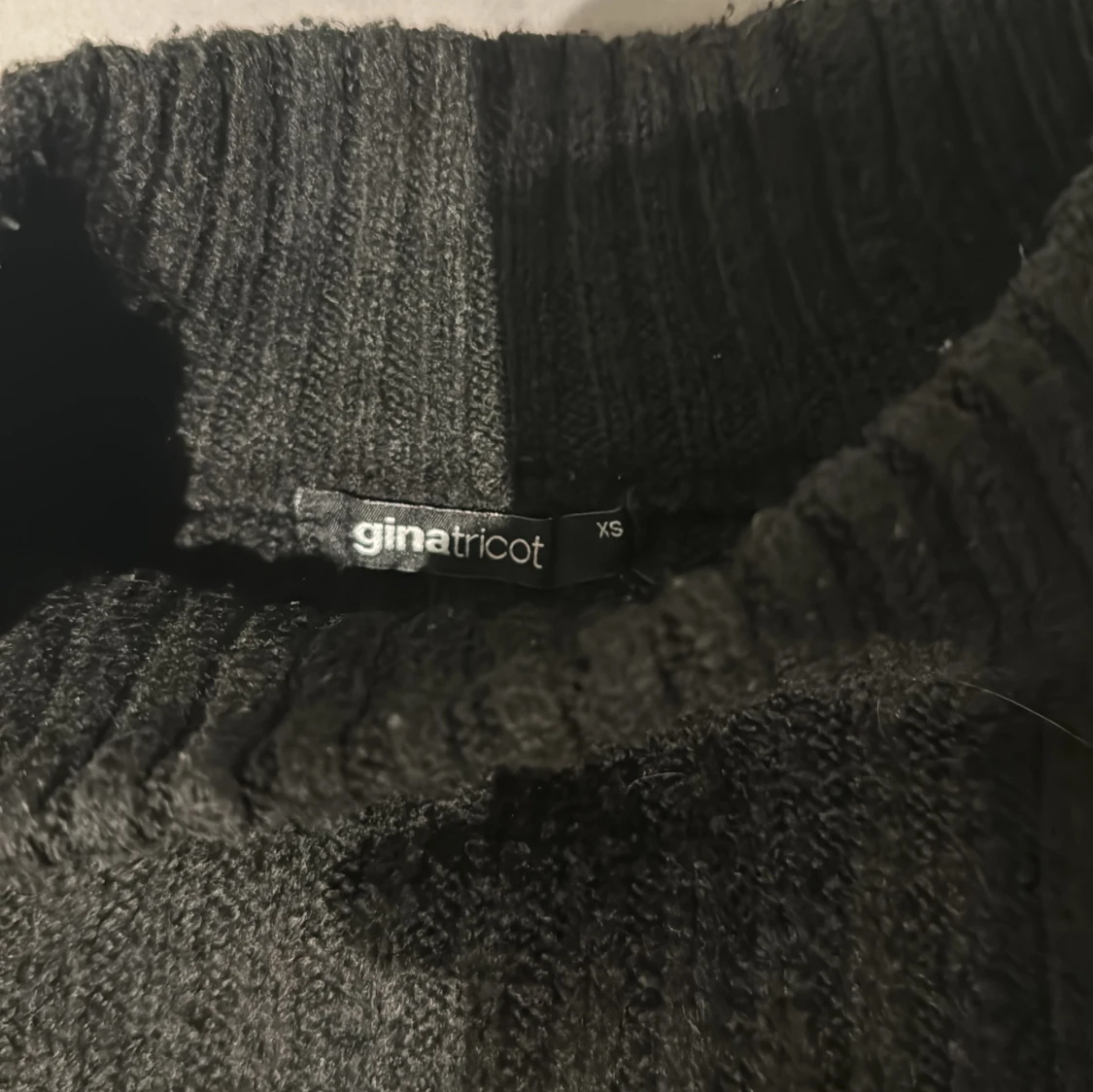 Svart ribbad polotröja från Gina Tricot - 1