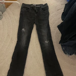 Lågmidjade bootcut jeans - Super fina lågmidjade bootcut jeans köpt ifrån LTB. Inga defekter. Långa på mig som är 172cm💕