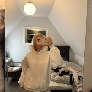 Vit hoddie - Snygg vit hoddie som är köpt ifrån bikbok, knappt använd så den är i ett mycket bra skick🩷Pyttelite nopprig men det är verkligen inget man ser eller tänker på!!