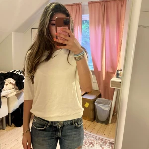 Finstickad t shirt - Finstickad tröja från Lager 157. Oanvänd med prislapp på. Verkligen jätte mjukt och skönt material, nypris: 120 