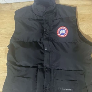 Svart dunväst från Canada Goose - Bästa dealen – äkta Canada Goose-väst i toppskick! Snabb leverans, o bra kvalitet🔥💯