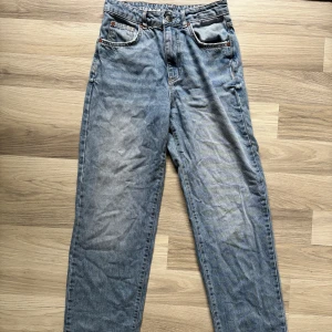Blå raka jeans från Never Denim - Säljer ett par klassiska blå jeans från Never Denim med rak passform. Jeansen har fem fickor, knappgylf och snyggt tvättad denim. Perfekta till vardags och lätta att matcha med olika outfits. 90’s modell med hög midja!💙