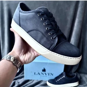 Lanvin skor - Säljer dessa Lanvins skick 9/10 ser helt nya ut förutom under skon✨ storlek 40 men sitter som 41-42 pris går att diskutera 