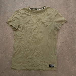 Ljusgrön t-shirt från Björn Borg - Säljer en ljusgrön t-shirt från Björn Borg med rund halsringning och korta ärmar. T-shirten har en enkel design och en liten svart etikett med logga nertill. Perfekt för en avslappnad stil.  Fåtal gånger använd. Kom gärna med prisförslag om priset inte passar😊