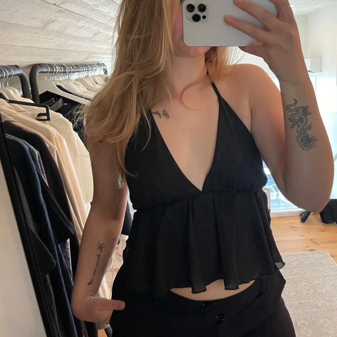 Svart volang topp med halterneck