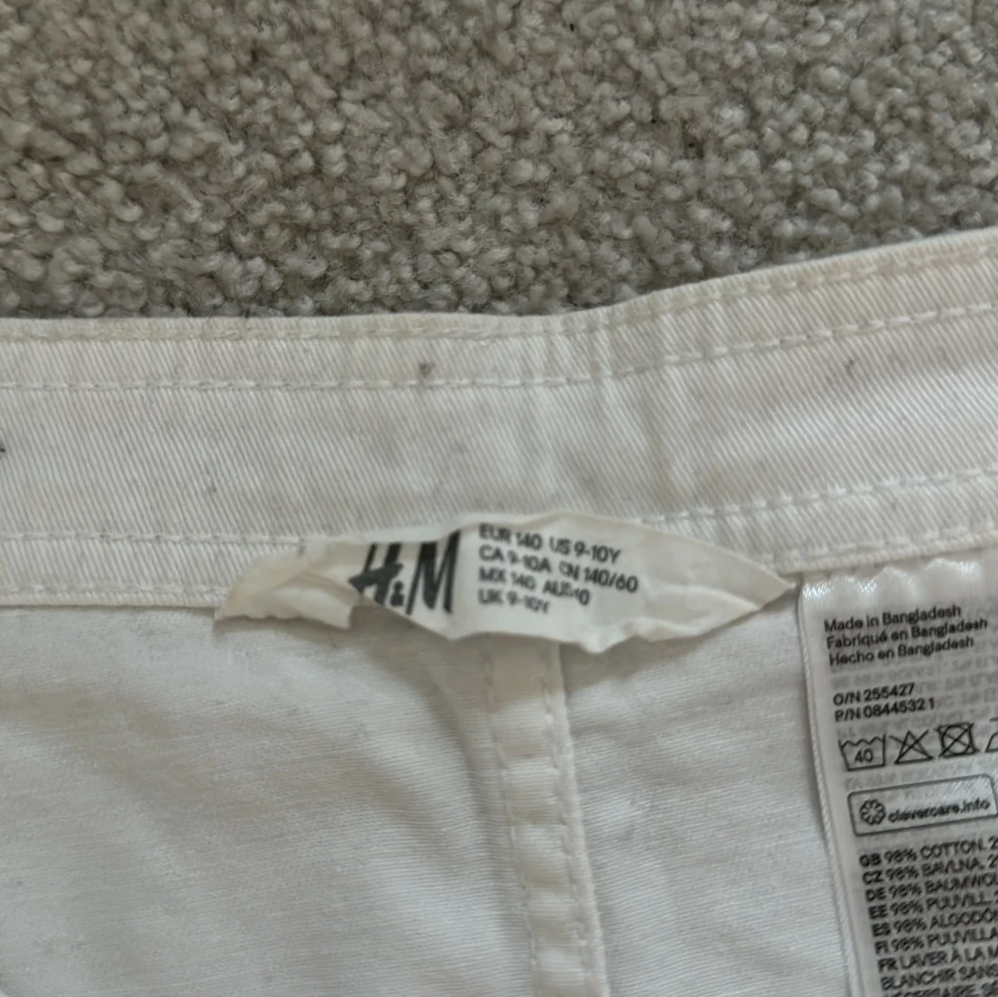 Vit jeanskjol med knappar från H&M - 2