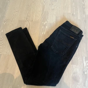 Nudie Jeans  - Buda gärna! kan gå ner mycket vid snabb affär! Tja säljer ett par mörkblå jeans från nudie jeans, modellen är slim Thinn och storleken är W31 L30, den är iprincip nyskick då den använts 2 gånger 9,2/10. Nypris 1599kr mitt pris 379kr. Vid minsta  lilla fundering tveka inte på att höra av er!