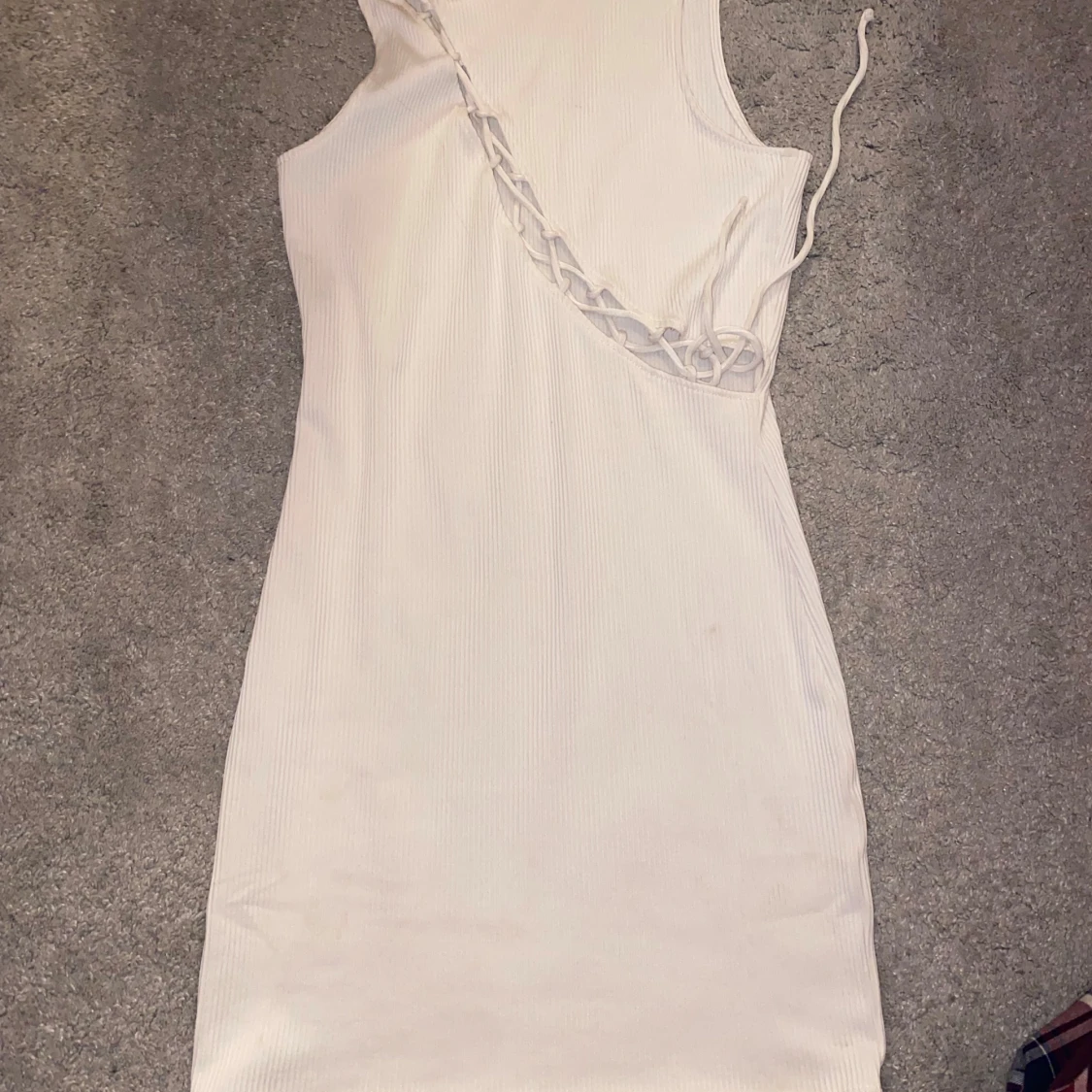 Vit ribbad oneshoulderklänning från H&M Divided