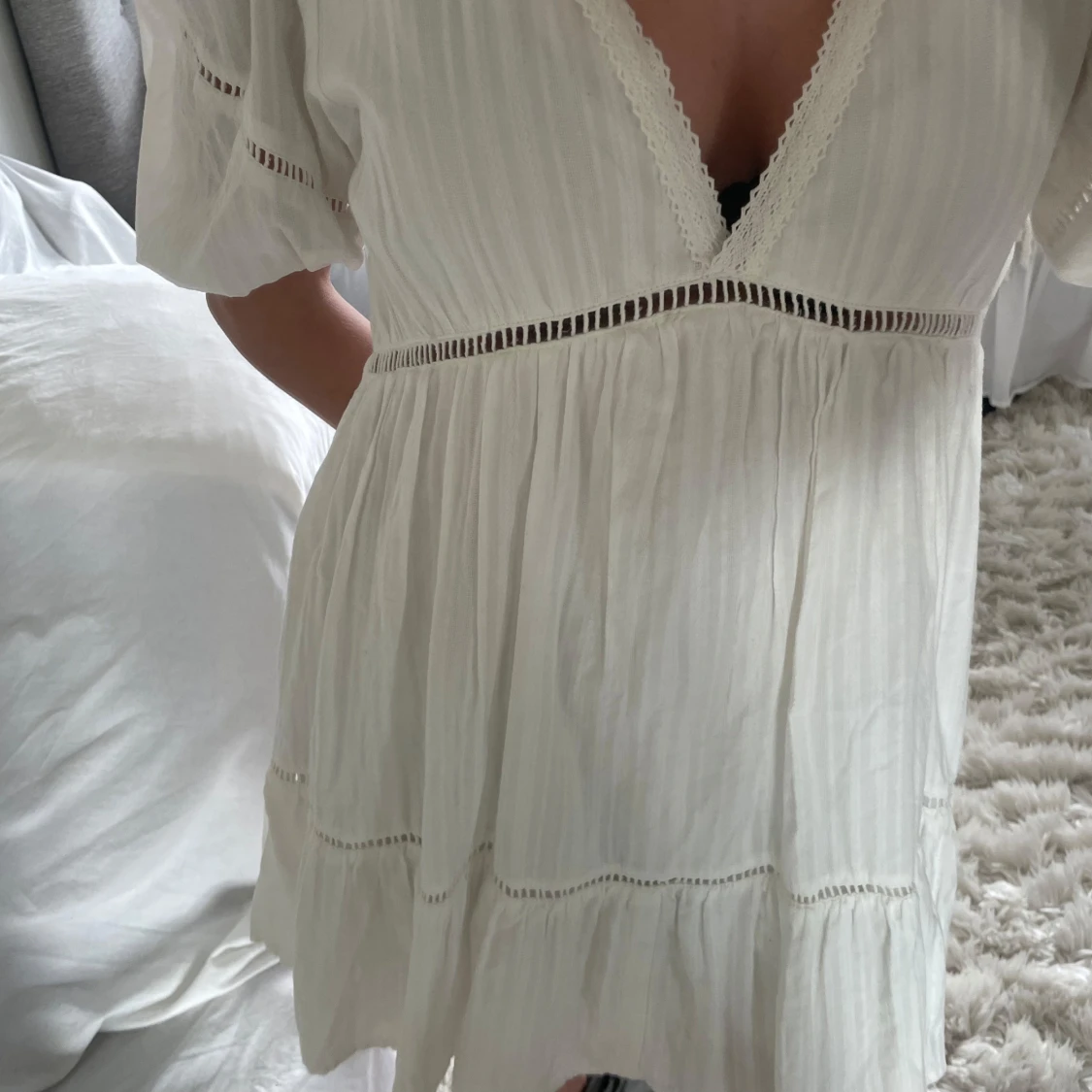 Vit kortklänning med spetsdetaljer - 3