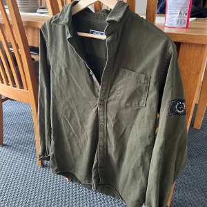 Olivgrön skjorta från Jack & Jones - Tja! Säljer nu en skjorta från Jack and Jones, snygg och perfekt för sommaren🙌