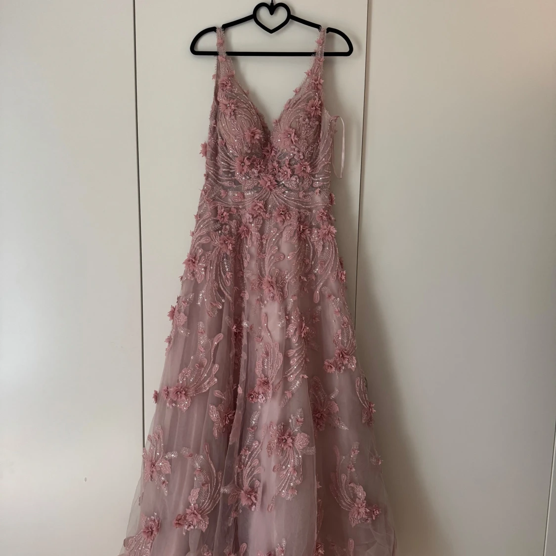 Rosa långklänning med blommiga detaljer