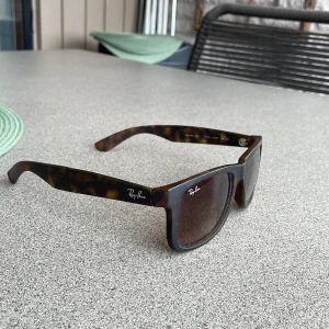 Ray-Ban solglasögon i leopardmönster - Snygga Ray-Ban solglasögon med klassiskt leopardmönster och bruna glas. Kommer med originalbrunt fodral i skinnimitation. Perfekt accessoar för soliga dagar. Lite repor på glasen där av priset, Säljs på grund utav att jag är sugen på något nytt. Pris 450 men är inte hugget i sten än så kan diskuteras. Hör va er vid minsta fundering 👍👍