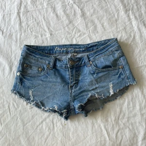 Jeansshorts  - Bra skick, mått: midjemått rakt över 38-41 (stretch) grenhöjd 18,5 längd(sidan) 18cm❤️
