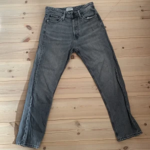 Grå jeans från Jack & Jones Relaxed/Chris - Säljer ett par grå jeans från Jack & Jones, modell Relaxed/Chris. Jeansen har 4 fickor och knapp i midjan. De är raka i modellen och har klassisk jeanslook med bälteshällor och bakfickor. Säljer då jag inte använder de längre. De är i relativt bra skick. Pris kan diskuteras 😀