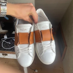 Valentino open - Säljer ett par tvärfeta opens i en konjaksaktig färg. De är i storlek 42 men passar ca 42-42,5, de är i väldigt fint skick och det medkommer nya extrasnören  