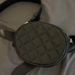 Svart  midjeväska - Fortfarande som ny! Perfekt för promenader, resor eller festivaler. Bekväm att bära och rymmer det viktigaste. 70kr 