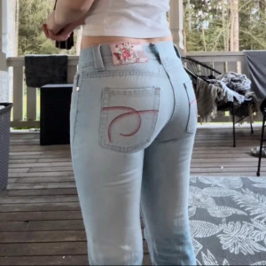 Ljusblå jeansbyxor från Gina Tricot - Säljer ett par ljusblå jeans från gina, köpte secondhand men passade tyvärr inte så jag säljer vidare. På grund av att dom inte passade är det lånade bilder från hon som sålde dom men jag kan skicka egna bilder om de önskas💓 storlek på etiketten är 29. 😊sömmen är uppsprättad längst ner för att göra dom längre 