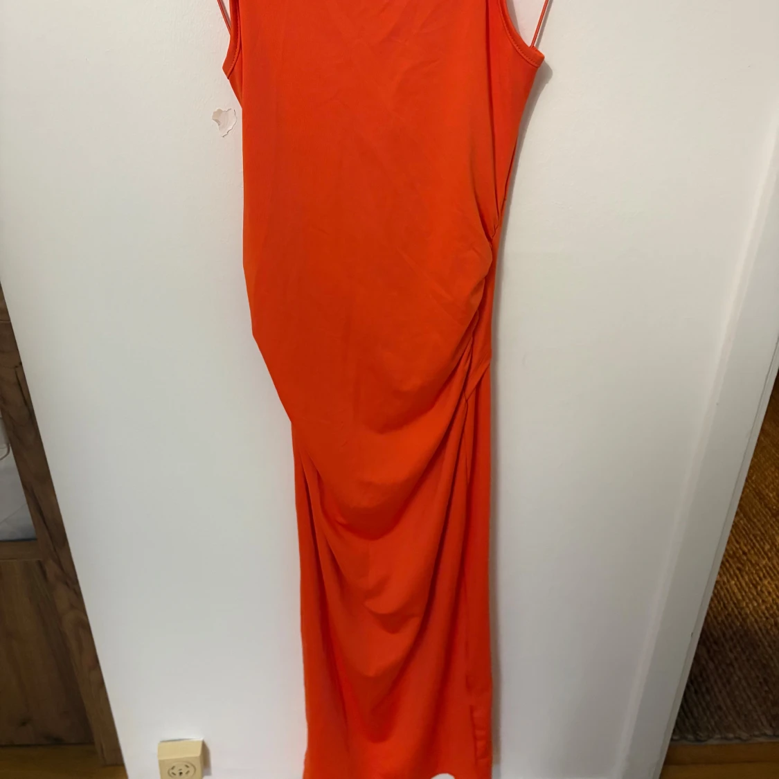 Orange långklänning med knutdetalj från SHEIN