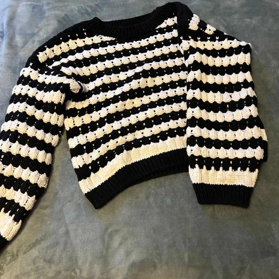 Svartvit randig stickad tröja från Lindex