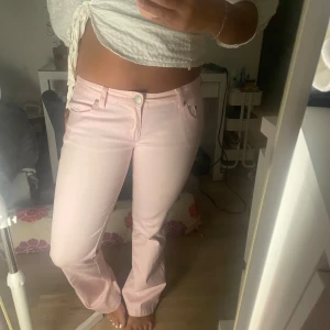 Rosa jeans  - Rosa lågmidjade jeans i fint skick! Jag är 174 cm lång och har vanligtvis 40 i jeans och skulle påstå att dessa är små u storleken så passar även 38!💕jag säljer vidare jeansen då dom inte passar mig längre men är super fina 