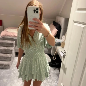 Ljusgrön prickig klänning - Superfin ljusgrön klänning med vita prickar från Zara. Klänningen har korta ärmar, v-ringning och volangdetaljer i kjolen. Perfekt för vår och sommar och skolavslutningar! Bilderna är lånade💗