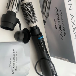 Björn Axén Tools Air Styler Pro 1200 - En  varmluftsborste med flera utbytbara borsthuvuden och munstycken. Perfekt för att styla och forma håret med volym. Testat några gånger men använder den knappt. Säljes med originalförpackning (original pris 1200kr).