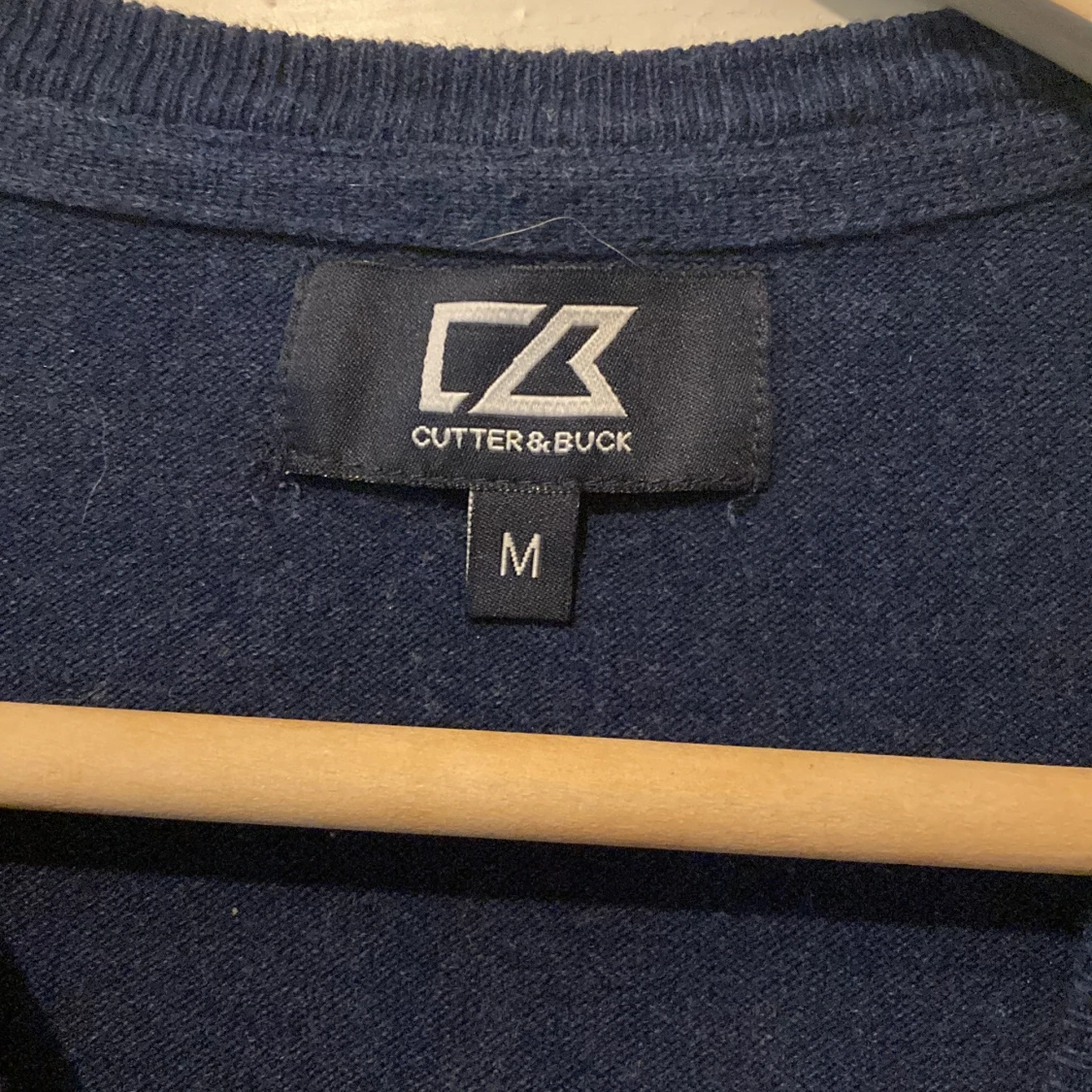 Mörkblå tröja från Cutter & Buck - 2